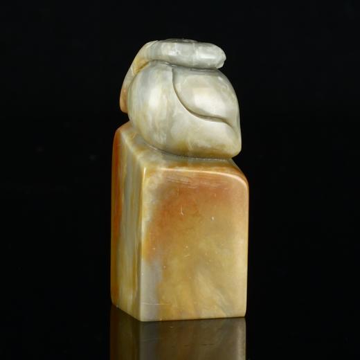 孤品17939昌化石双彩桃钮方章落款2.3*2.3*5.7cm 商品图3