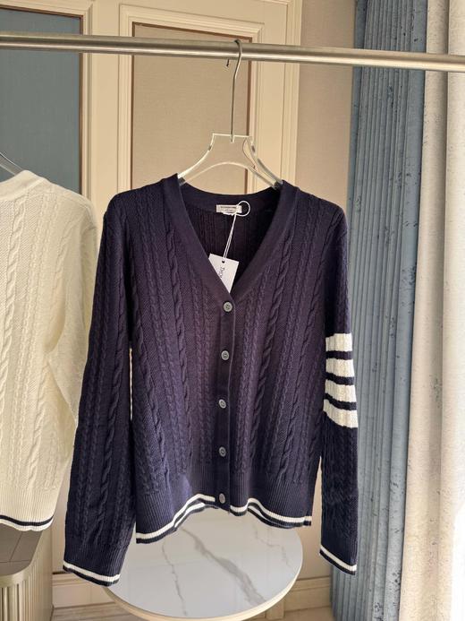 点此购买 TB春秋季女士经典学院风净版袖条V领小麻花2色针织毛衣开衫 mp 342366 商品图2