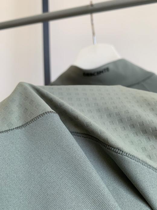 点此购买 迪桑特TRAINING系列春秋季男士长袖针织衫 bk 342316 商品图11