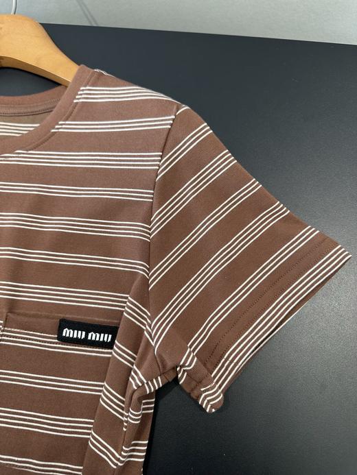 点此购买 缪缪春夏季女士咖色条纹口袋短袖T恤 ye 342339 商品图3