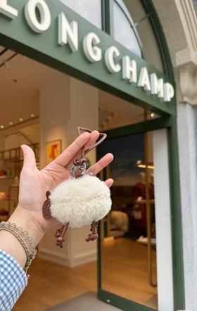 一店d longchamp巨巨巨🔥的小羊挂件来咯 人手必备的一只包挂
王曼昱更是把这个小可爱搞得全网都断货了，哪怕是香港也买不到
它是包包上最灵动的小确幸，全身甄选意大利进口羊羔毛