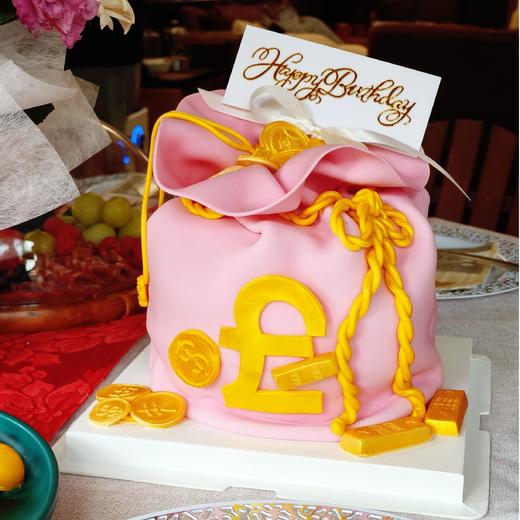 【甜久荟 黄金满袋~粉色翻糖蛋糕】加高4层蛋糕胚 外表是翻糖皮 内里是蛋糕 尺寸参考6寸加高（多一层蛋糕片及多一层夹心）适合5-8人 配上咖啡或茶或香槟 都相得益彰 纯动物鲜奶蛋糕 不齁不腻 商品图3