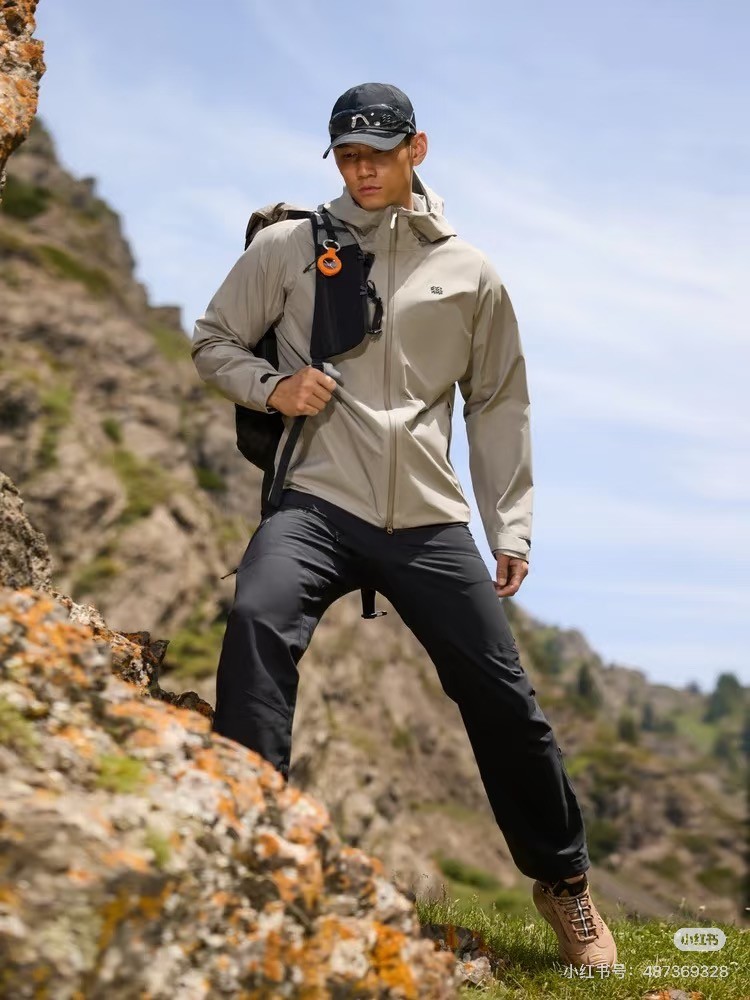 一店d  𝐊𝐨𝐥𝐨𝐧软壳夹克 樶 新款露营系列amazon shell hybrid防泼水软壳，樶 舒服的冲锋衣之一
依旧采用经典的gtx面料 但是这次的剪裁真的绝了，面料更舒服