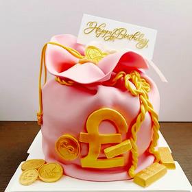 【甜久荟 黄金满袋~粉色翻糖蛋糕】加高4层蛋糕胚 外表是翻糖皮 内里是蛋糕 尺寸参考6寸加高（多一层蛋糕片及多一层夹心）适合5-8人 配上咖啡或茶或香槟 都相得益彰 纯动物鲜奶蛋糕 不齁不腻