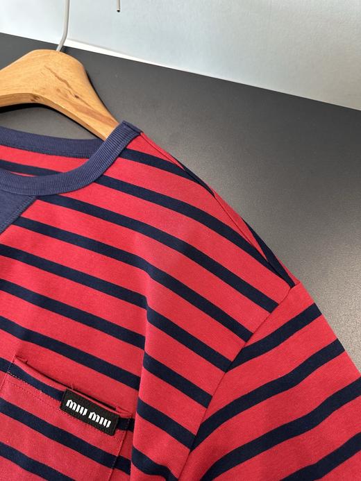 点此购买 缪缪春夏季女士藏青拼红口袋条纹长袖T恤 ye 342348 商品图3