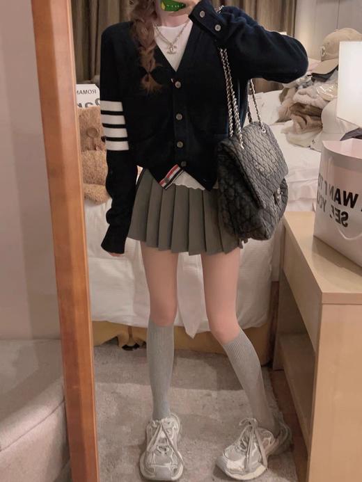 点此购买 TB春秋季女士经典学院风净版袖条V领针织毛衣开衫 mp 342361 商品图5