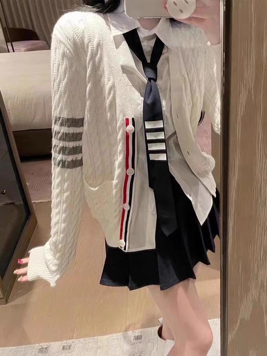 点此购买 TB春秋季女士经典学院风净版袖条V领小麻花2色针织毛衣开衫 mp 342366 商品图6