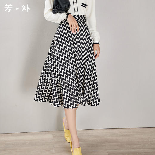 剩S 芳外春季新款时尚气质黑白条纹A字裙垂感飘逸大摆半身裙1371 商品图0