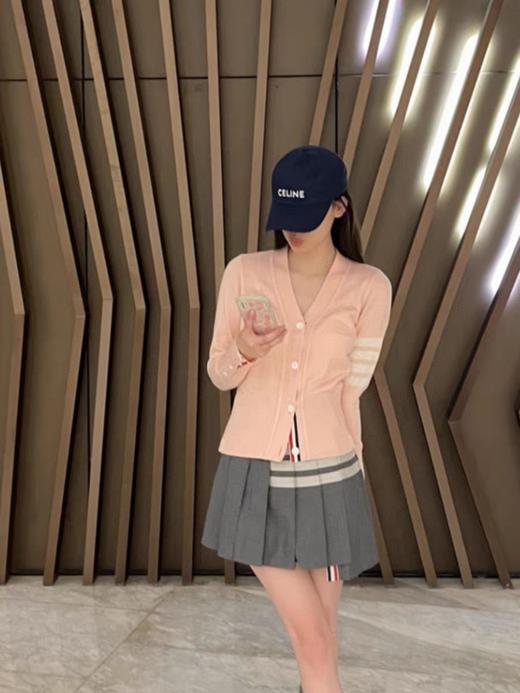 点此购买 TB春秋季女士经典学院风净版袖条V领针织毛衣开衫 mp 342361 商品图6