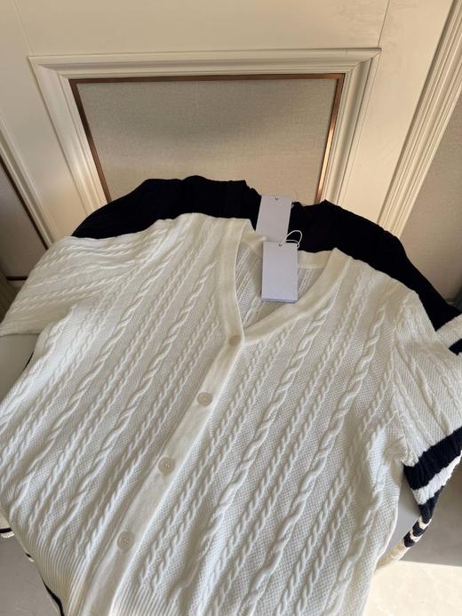 点此购买 TB春秋季女士经典学院风净版袖条V领小麻花2色针织毛衣开衫 mp 342366 商品图10