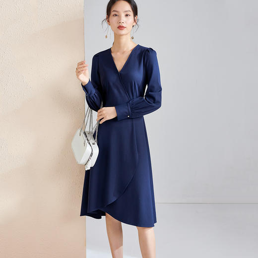 剩S/M 芳外【立体裁剪拼接】新款秋季V领立体拼接A字连衣裙 商品图2