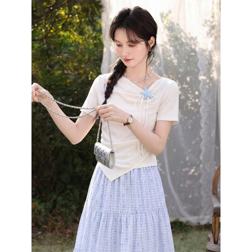 鹿向南「海屿星芒」浅杏色设计感T恤女夏季新款法式短款斜肩上衣 商品图0