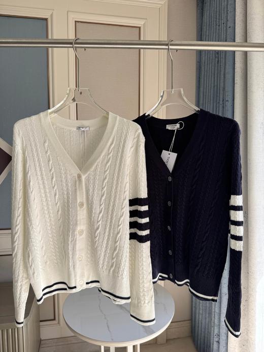 点此购买 TB春秋季女士经典学院风净版袖条V领小麻花2色针织毛衣开衫 mp 342366 商品图0