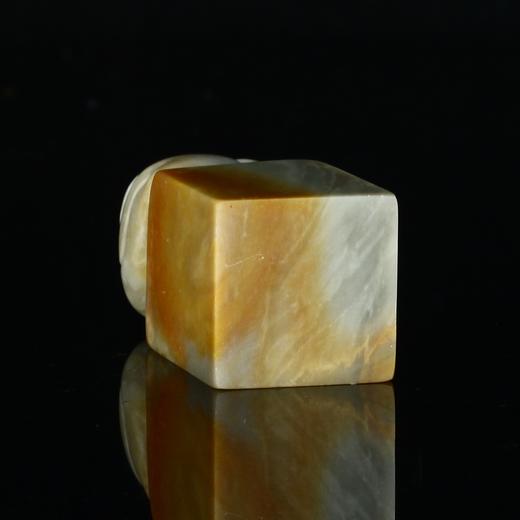孤品17939昌化石双彩桃钮方章落款2.3*2.3*5.7cm 商品图4