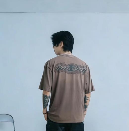 F031447咖灰色休闲舒适复古艺术感卡通怪兽水洗短袖 商品图9