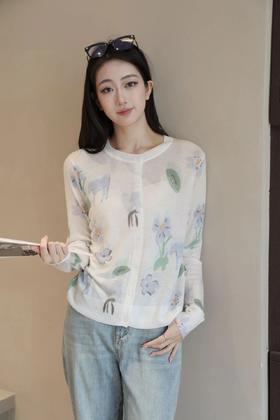【天丝羊毛花朵开衫】把春日的写意花卉，织进天丝与羊毛的温柔肌理里，上身舒适无负担亲肤细腻WD
