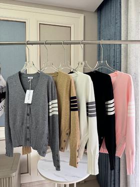 点此购买 TB春秋季女士经典学院风净版袖条V领针织毛衣开衫 mp 342361