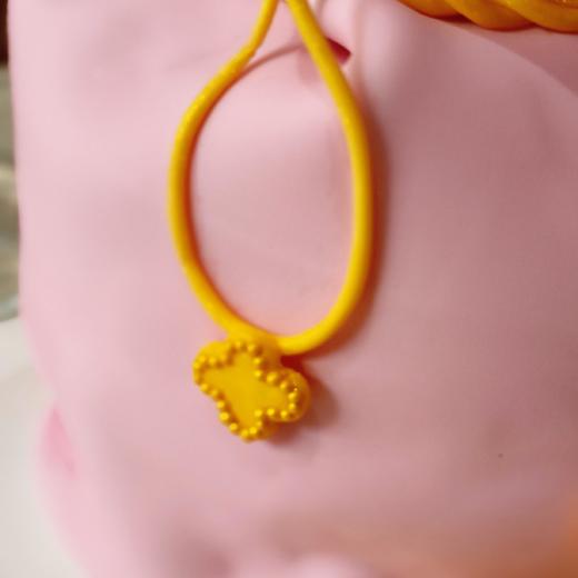 【甜久荟 黄金满袋~粉色翻糖蛋糕】加高4层蛋糕胚 外表是翻糖皮 内里是蛋糕 尺寸参考6寸加高（多一层蛋糕片及多一层夹心）适合5-8人 配上咖啡或茶或香槟 都相得益彰 纯动物鲜奶蛋糕 不齁不腻 商品图6