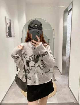 【马年限定款刺绣针织开衫】童趣小马图案+宽松的版型设计，轻松打造随性慵懒的时髦感，无标发货WD