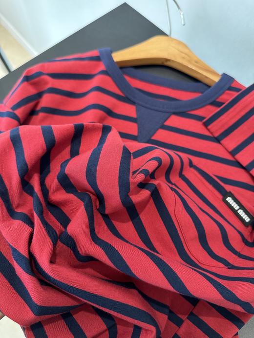 点此购买 缪缪春夏季女士藏青拼红口袋条纹长袖T恤 ye 342348 商品图10