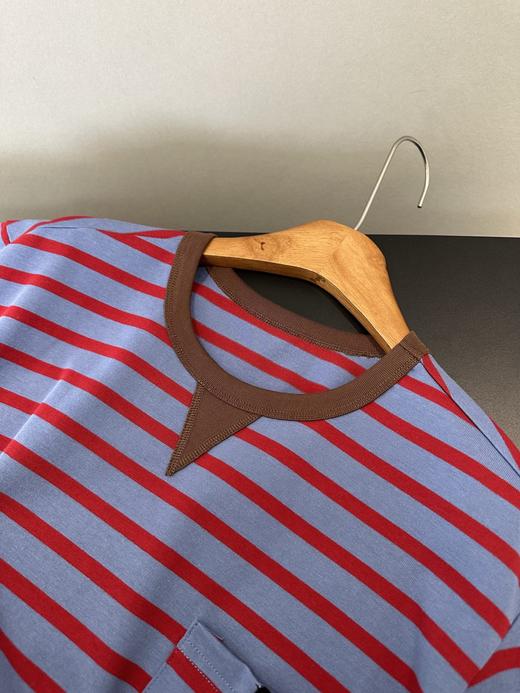 点此购买 缪缪春夏季女士咖色领蓝红条纹口袋短袖T恤 ye 342344 商品图2