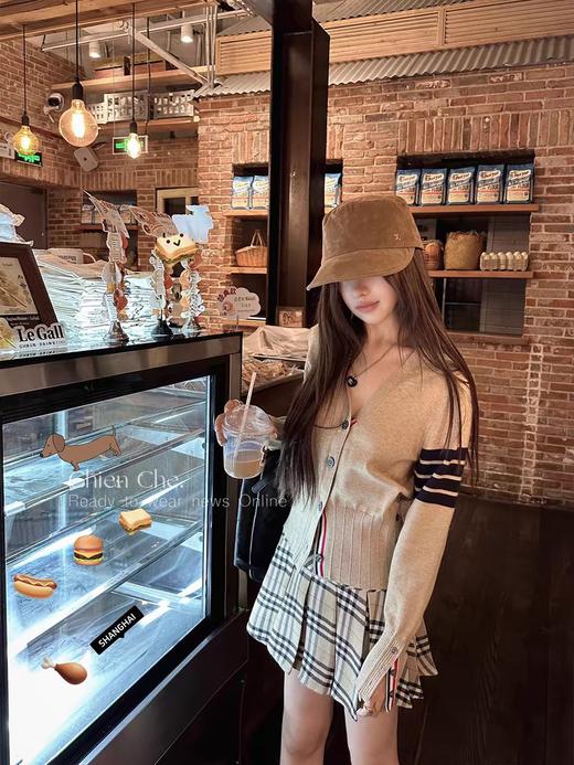 点此购买 TB春秋季女士经典学院风净版袖条V领针织毛衣开衫 mp 342361 商品图2