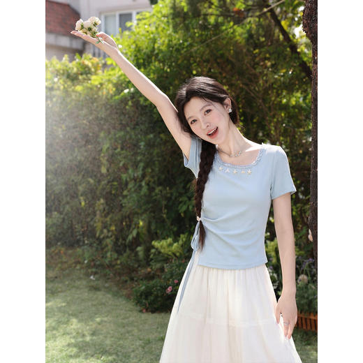 鹿向南「星饰花梦」蓝色短袖T恤女夏季2026超火减龄修身开衩上衣 商品图0