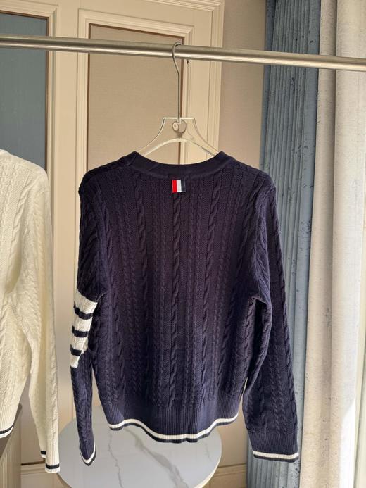 点此购买 TB春秋季女士经典学院风净版袖条V领小麻花2色针织毛衣开衫 mp 342366 商品图3