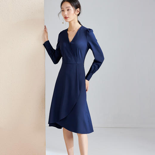 剩S/M 芳外【立体裁剪拼接】新款秋季V领立体拼接A字连衣裙 商品图3