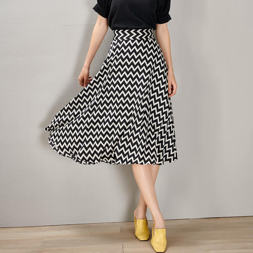 剩S 芳外春季新款时尚气质黑白条纹A字裙垂感飘逸大摆半身裙1371 商品图1