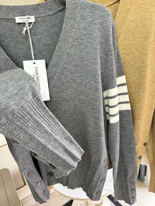 点此购买 TB春秋季女士经典学院风净版袖条V领针织毛衣开衫 mp 342361 商品图13