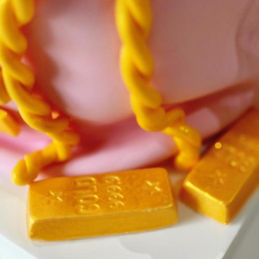 【甜久荟 黄金满袋~粉色翻糖蛋糕】加高4层蛋糕胚 外表是翻糖皮 内里是蛋糕 尺寸参考6寸加高（多一层蛋糕片及多一层夹心）适合5-8人 配上咖啡或茶或香槟 都相得益彰 纯动物鲜奶蛋糕 不齁不腻 商品图5