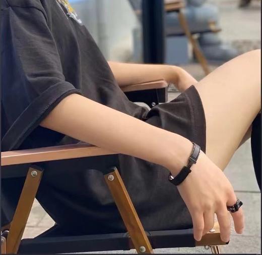 F031426简约时尚帅气十足珐琅雾面磨砂哑光黑武士手镯 商品图6