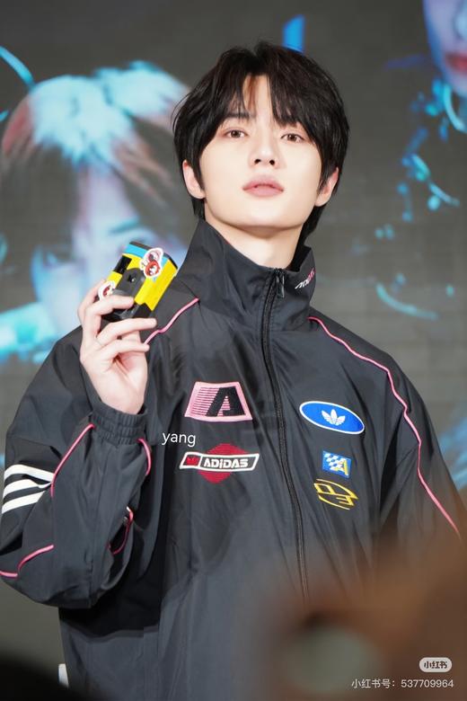 一店d  𝐀𝐝𝐢𝐝𝐚*𝐬 𝐦𝐨𝐭𝐨系列复古赛车服情侣夹克外套 阿迪赛车服巨帅啊啊啊😘这件是把热爱穿在身上了啊 迪子就是“酷”的樶佳具象 商品图1