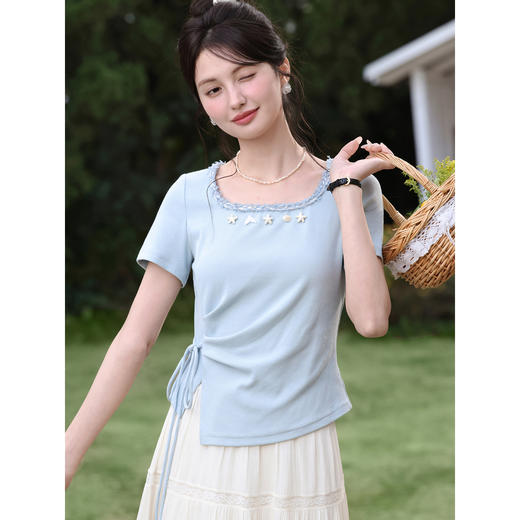 鹿向南「星饰花梦」蓝色短袖T恤女夏季2026超火减龄修身开衩上衣 商品图1