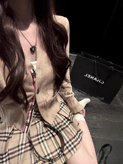 点此购买 TB春秋季女士经典学院风净版袖条V领针织毛衣开衫 mp 342361 商品图3