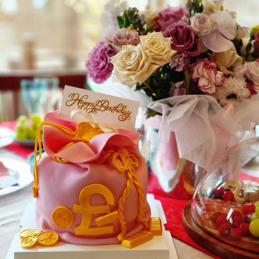 【甜久荟 黄金满袋~粉色翻糖蛋糕】加高4层蛋糕胚 外表是翻糖皮 内里是蛋糕 尺寸参考6寸加高（多一层蛋糕片及多一层夹心）适合5-8人 配上咖啡或茶或香槟 都相得益彰 纯动物鲜奶蛋糕 不齁不腻 商品图1