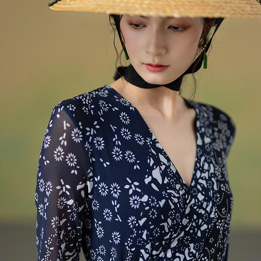 【林栖设计小店】生活在左2025秋季新品印花优雅多色气质连衣裙女1953183 商品图3