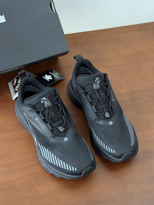 点此购买 迪桑特ENERZITE系列男款EASE GTX运动缓震跑鞋 dx 342254 商品图0