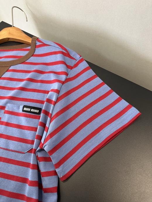 点此购买 缪缪春夏季女士咖色领蓝红条纹口袋短袖T恤 ye 342344 商品图5