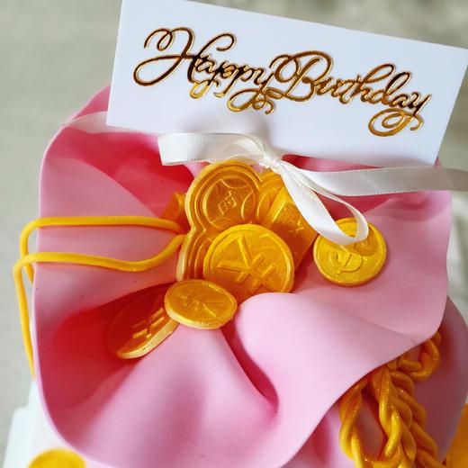 【甜久荟 黄金满袋~粉色翻糖蛋糕】加高4层蛋糕胚 外表是翻糖皮 内里是蛋糕 尺寸参考6寸加高（多一层蛋糕片及多一层夹心）适合5-8人 配上咖啡或茶或香槟 都相得益彰 纯动物鲜奶蛋糕 不齁不腻 商品图4