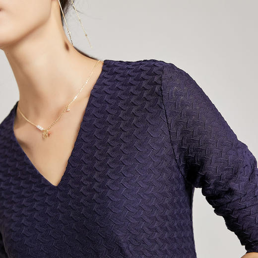 剩S 【透气梭织裙子】新款秋季透气梭织花纹V领长袖连衣裙 商品图4