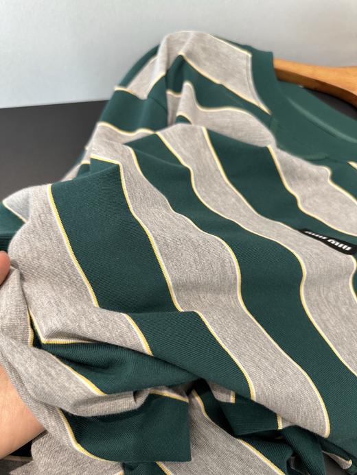 点此购买 缪缪春夏季女士绿灰条纹长袖T恤 ye 342345 商品图9