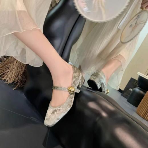 🍃早春单鞋天花板｜把 “贵气” 穿在脚上的单鞋 丝绒质感 显贵不撞款❗❗ 【ROAADN】国风缎面玛丽珍法式复古方头粗跟鞋 - 🏮新中式少女的本命单鞋 商品图1