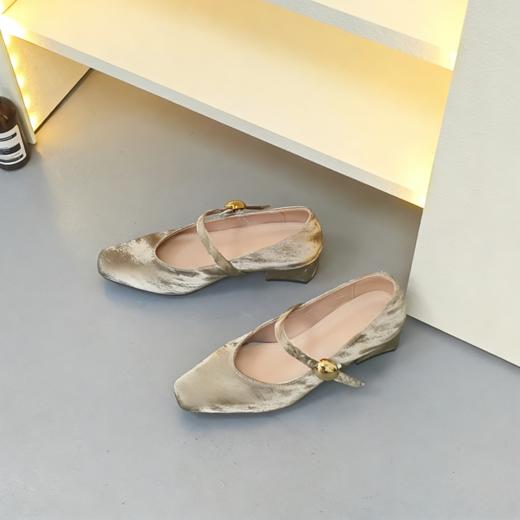 🍃早春单鞋天花板｜把 “贵气” 穿在脚上的单鞋 丝绒质感 显贵不撞款❗❗ 【ROAADN】国风缎面玛丽珍法式复古方头粗跟鞋 - 🏮新中式少女的本命单鞋 商品图4