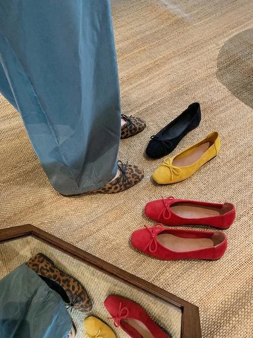 💡不露痕迹的小心机-4cm📍隐形增高+ 软底 小个子姐妹de狂喜🔥通勤约会都能穿o特别百搭❗❗【ROAADN复古小方头蝴蝶结内增高单鞋001】 🎉不管是配阔腿裤还是小裙子 都温柔又显气质 商品图0