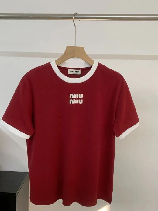 mi*u|谬系早春 26ss 酒红色撞色复古贴布徽标绣标纯棉刺绣基础短袖T恤 商品图4