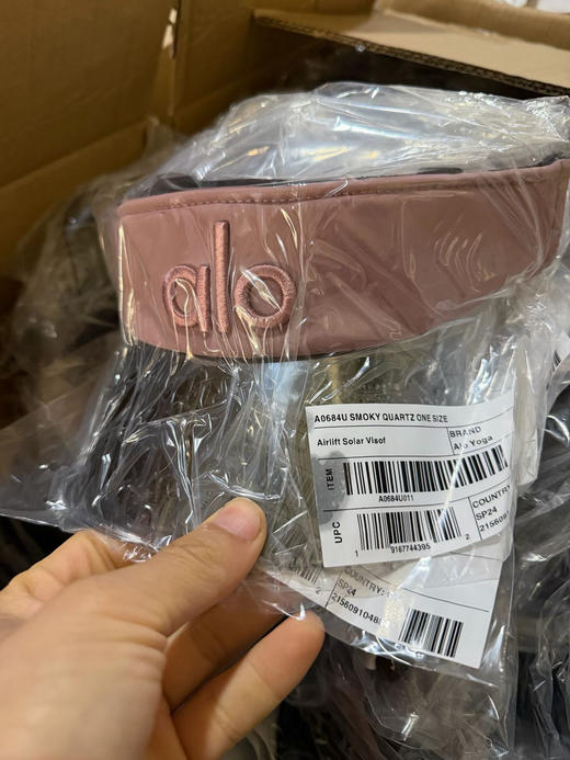 原单正品 Alo镭射空顶帽，七个颜色，任意挑选，超级百搭！强烈推荐款，完全不会掉的一款空顶帽，出海任凭海风肆意乱吹，保证美貌不会被头发乱舞遮挡！！牢牢的固定在你的头上！ 商品图13