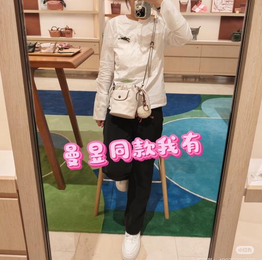 一店d longchamp巨巨巨🔥的小羊挂件来咯 人手必备的一只包挂
王曼昱更是把这个小可爱搞得全网都断货了，哪怕是香港也买不到
它是包包上最灵动的小确幸，全身甄选意大利进口羊羔毛 商品图8