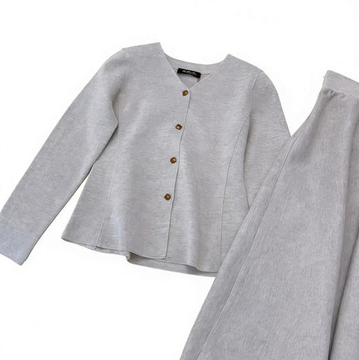 Lp燕麦色纽扣针织衫+针织半裙。 自己备注号码。  上衣。裙子。 890元一件的价格 商品图13